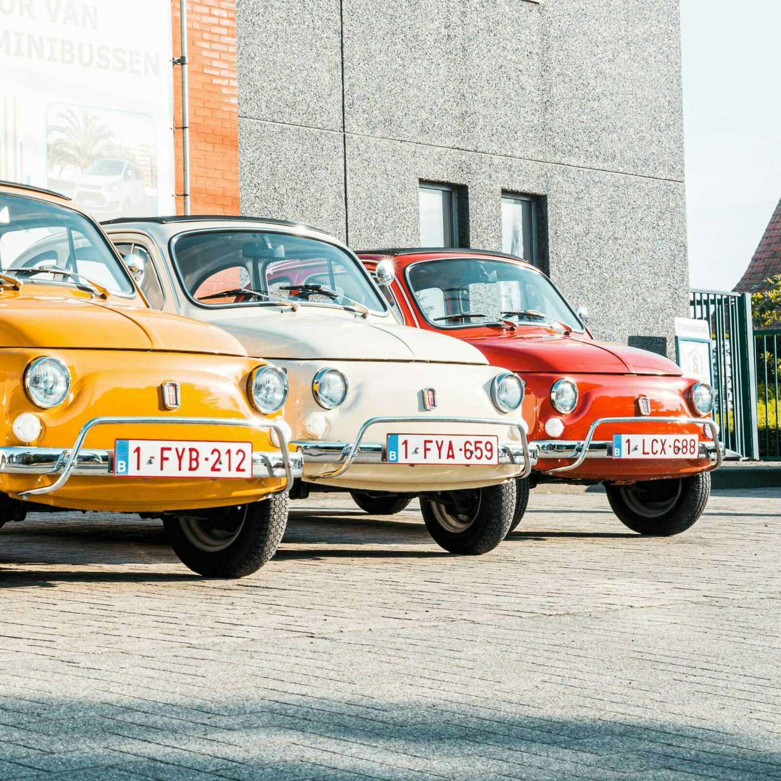 gele, witte en rode Fiat 500 Rent & Go